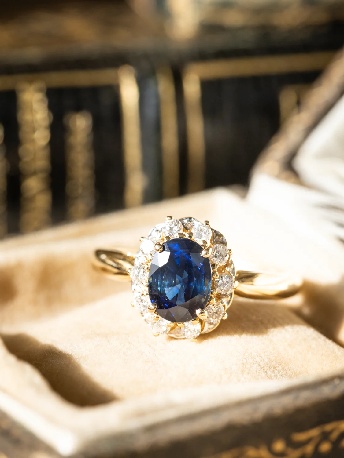 LA DANIELLE, sublime et lumineuse bague Pompadour vintage en or 18 carats, saphir & diamants scintillants ✨