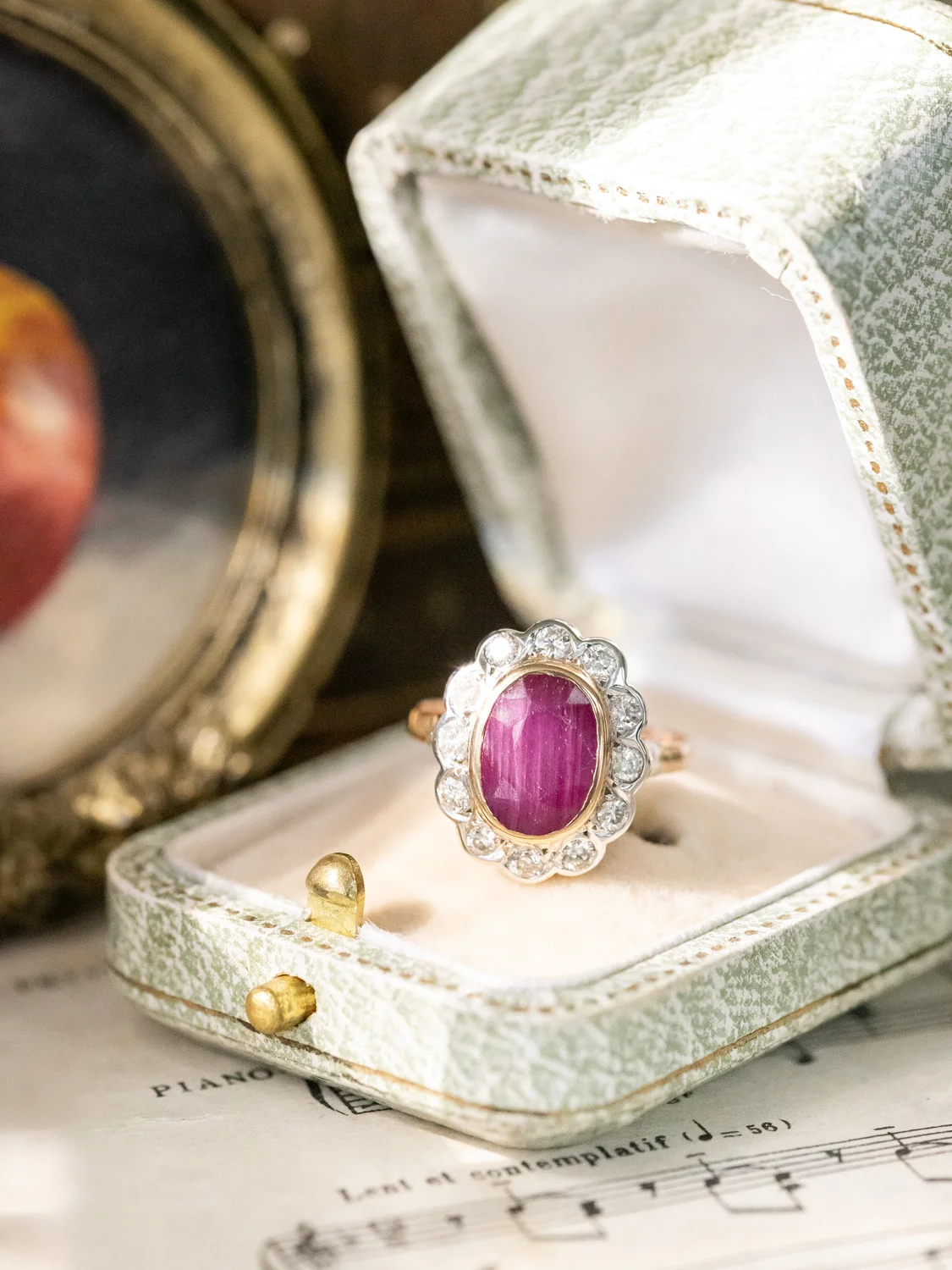 LA BERTA, ravissante et romantique bague Marguerite vintage (circa 1960) en or 18 carats deux tons, rubis serti clos & diamants en serti festonné ✨