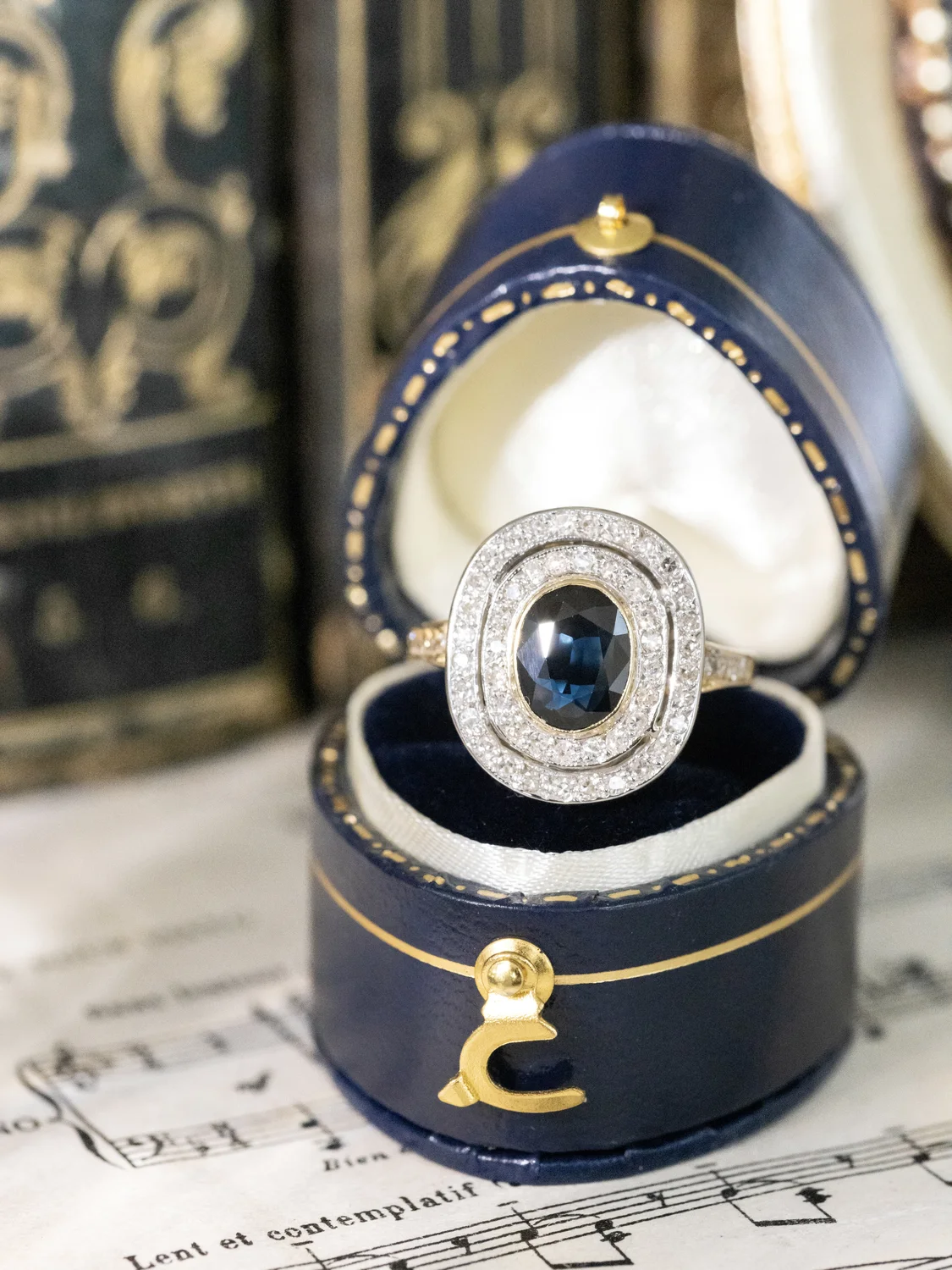 LA EDNA, sublime et envoûtante bague ancienne Art Déco (circa 1930) en or 18 carats deux tons, saphir en serti clos et double entourage de 48 diamants ✨