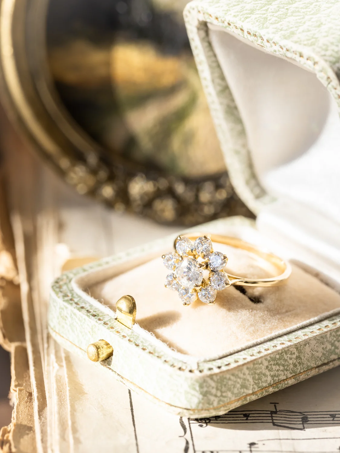 LA LUCINE, merveilleuse bague Marguerite vintage en or 18 carats & pierres blanches étincelantes ✨