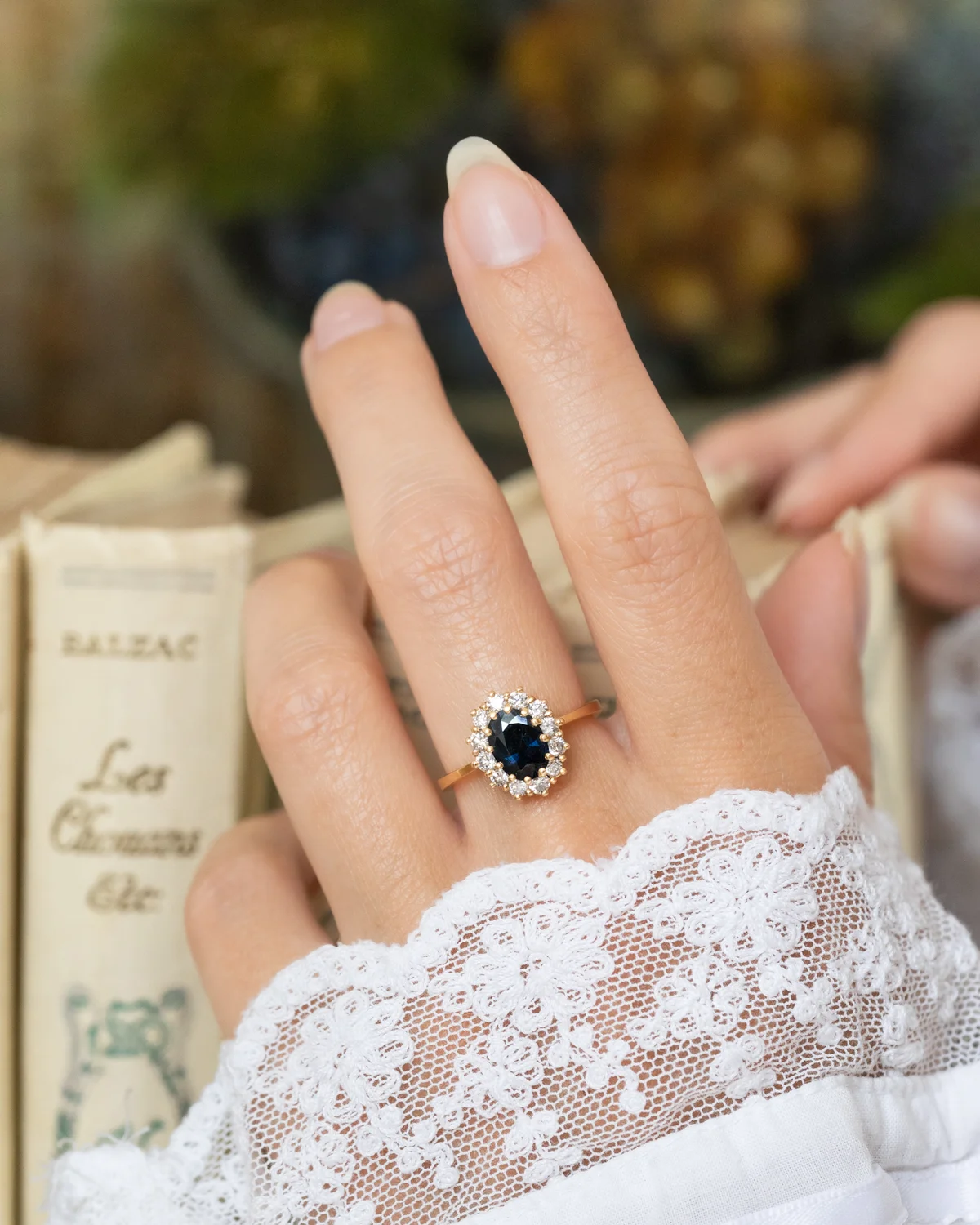 LA ALINE, magnifique bague Pompadour vintage en or 18 carats, saphir & diamants scintillants