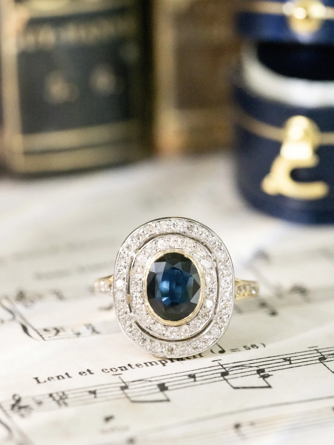 LA EDNA, sublime et envoûtante bague ancienne Art Déco (circa 1930) en or 18 carats deux tons, saphir en serti clos et double entourage de 48 diamants ✨