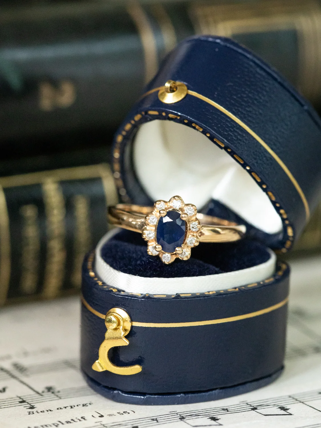 LA LINA, adorable petite bague Marguerite vintage en or jaune 18 carats, saphir & diamants