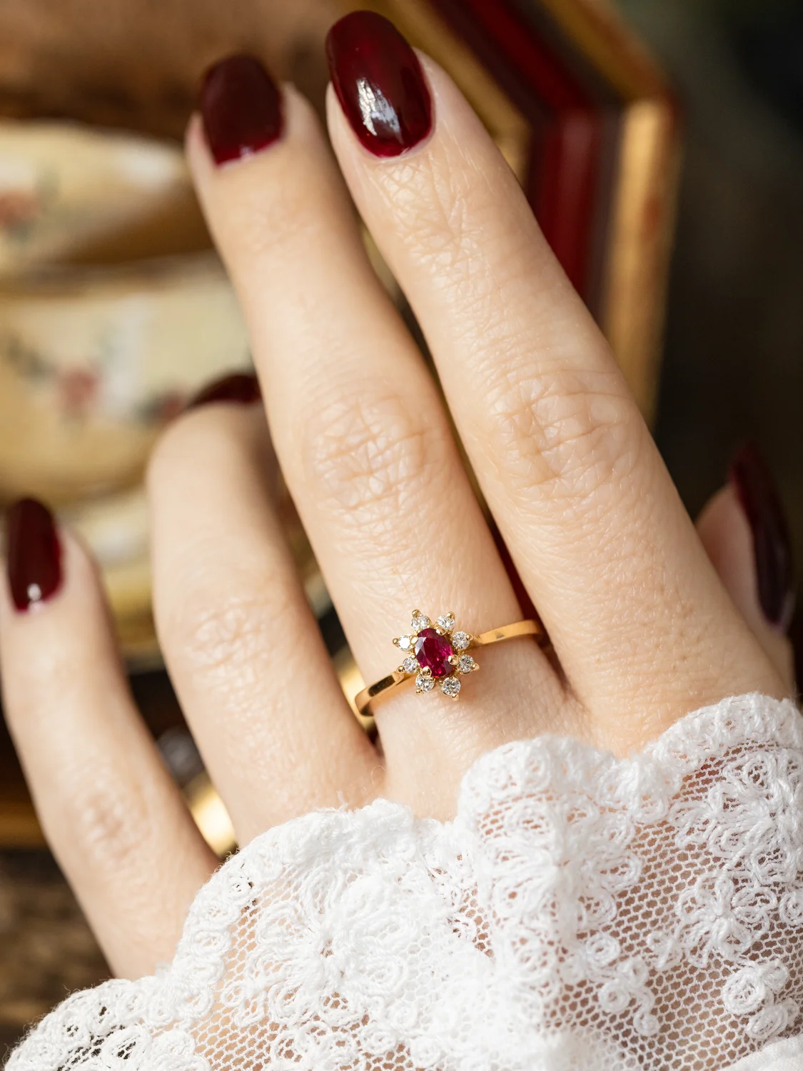 LA PIPPA, adorable petite bague Marguerite vintage (circa 1965) en or jaune 18 carats, rubis & diamants scintillants