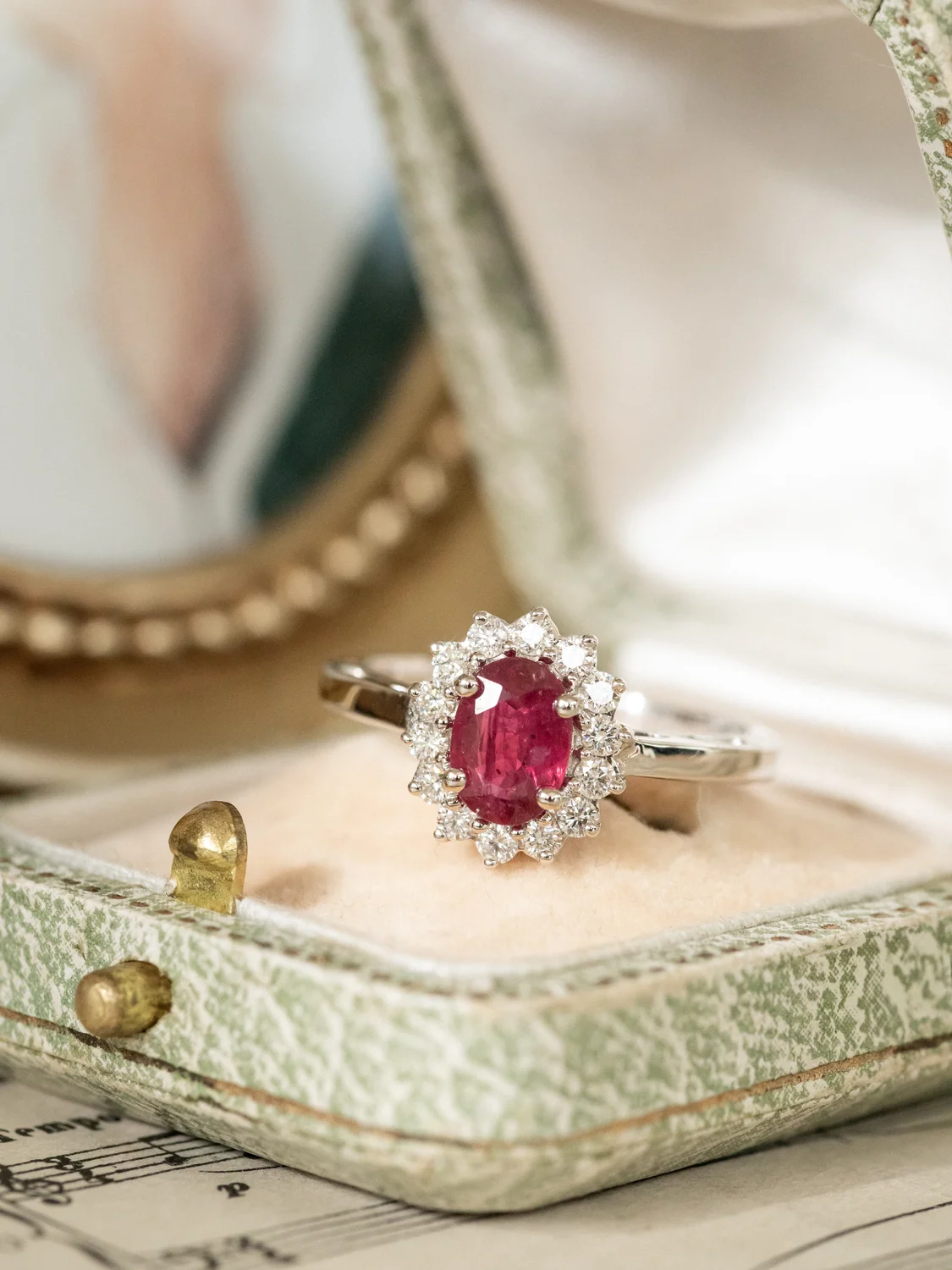 LA CARMINA, merveilleuse bague Marguerite en or blanc 18 carats, rubis & entourage de diamants étincelants 💫