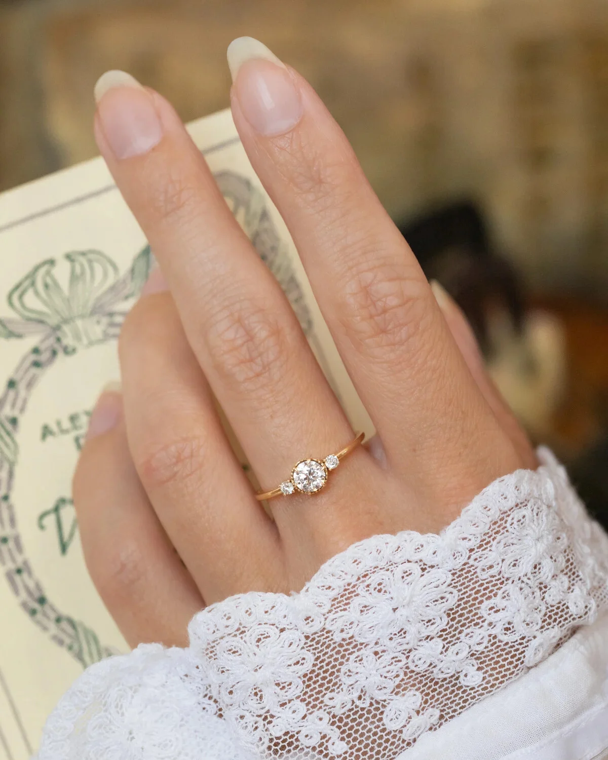 LA LISON, adorable et délicate bague en or 18 carats & Solitaire épaulé de diamants étincelants ✨
