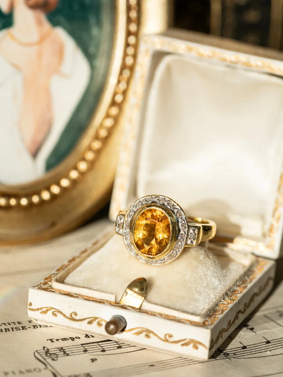 LA NORAH, sublime bague ancienne (circa 1950) en or 18 carats, citrine en serti clos & halo de diamants ✨
