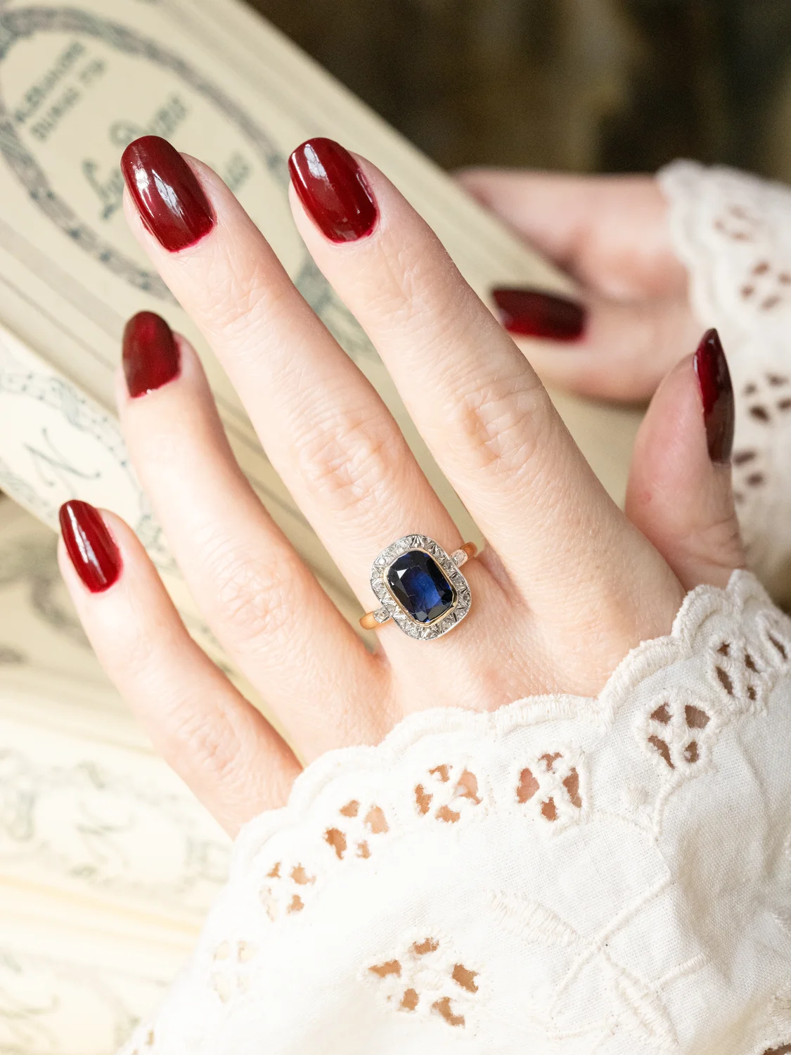 LA ARMANCE, sublime et envoûtante bague ancienne Art Déco (circa 1930) en or 18 carats deux tons, saphir taille coussin & petits diamants ✨