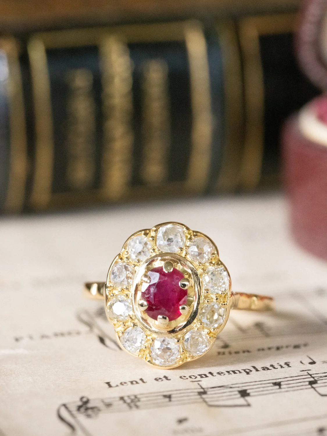 LA MARCELLINE, sublime et romantique bague Pompadour ancienne (circa 1945) en or jaune 18 carats, rubis & diamants taille ancienne scintillants ✨