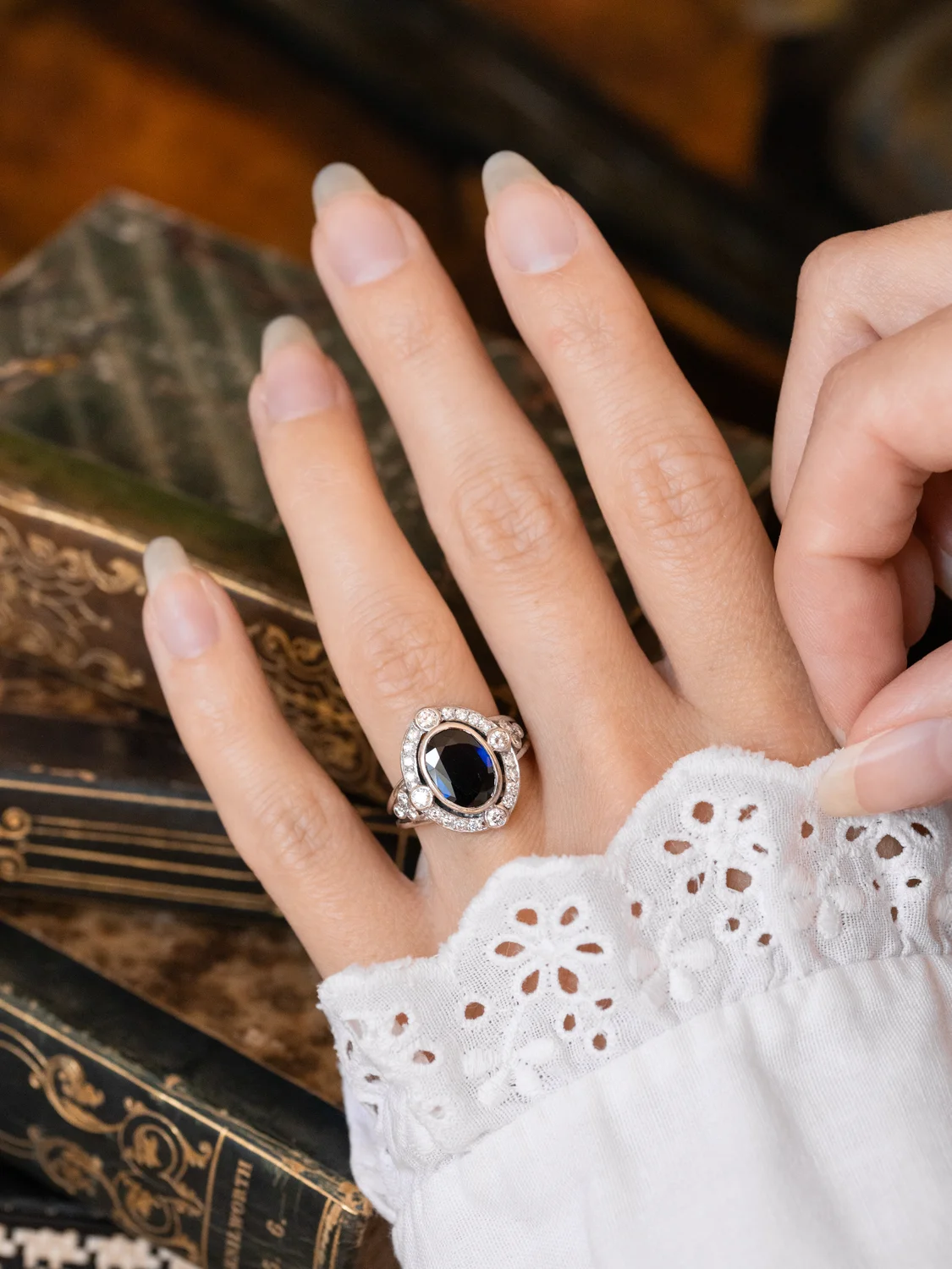LA VICTORIA, sublime et envoûtante bague de style Belle Époque / Art Déco (vers 1940-1950) en or blanc 18 carats, saphir serti clos et diamants ✨