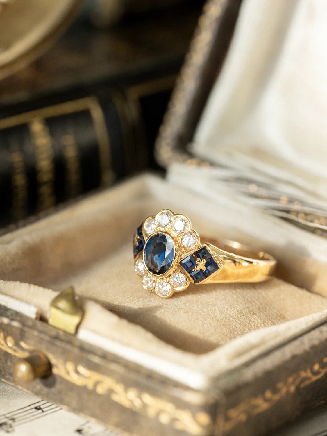 LA ALIXANE, sublime et envoûtante bague Marguerite vintage en or jaune 18 carats, saphir serti clos & saphirs calibrés, entourage diamants taille brillant étincelants ✨