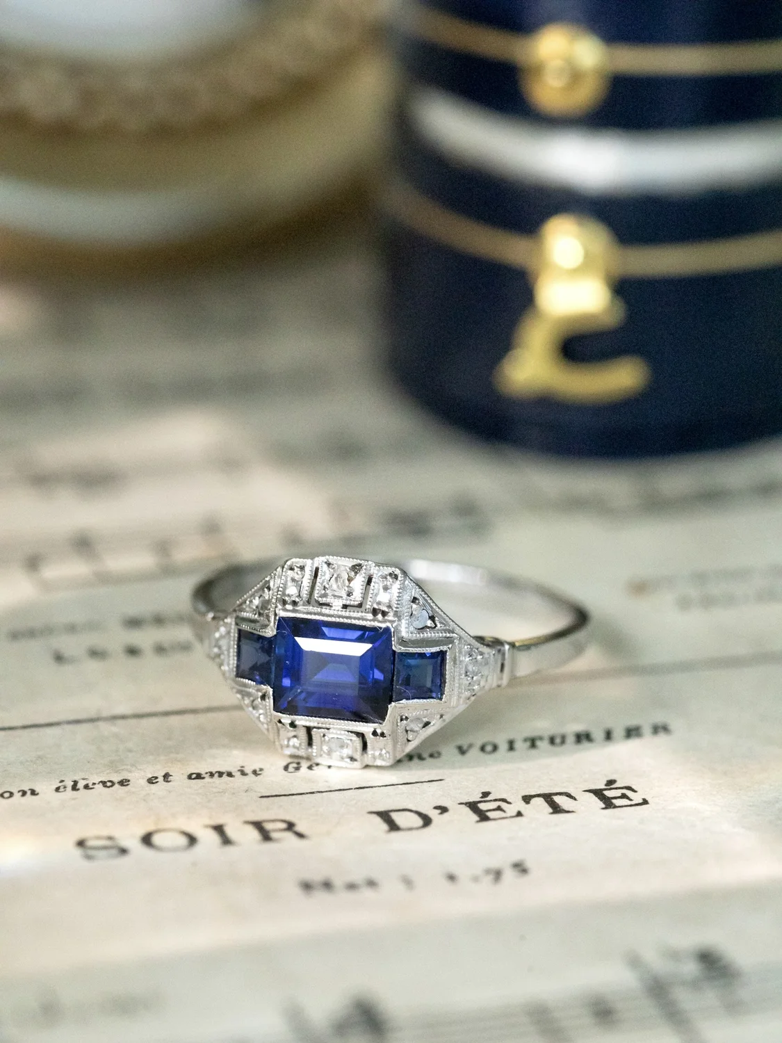 LA MAVIS, sublime et fascinante bague Art Déco (circa 1925) en or 18 carats, platine & saphirs Verneuil ✨