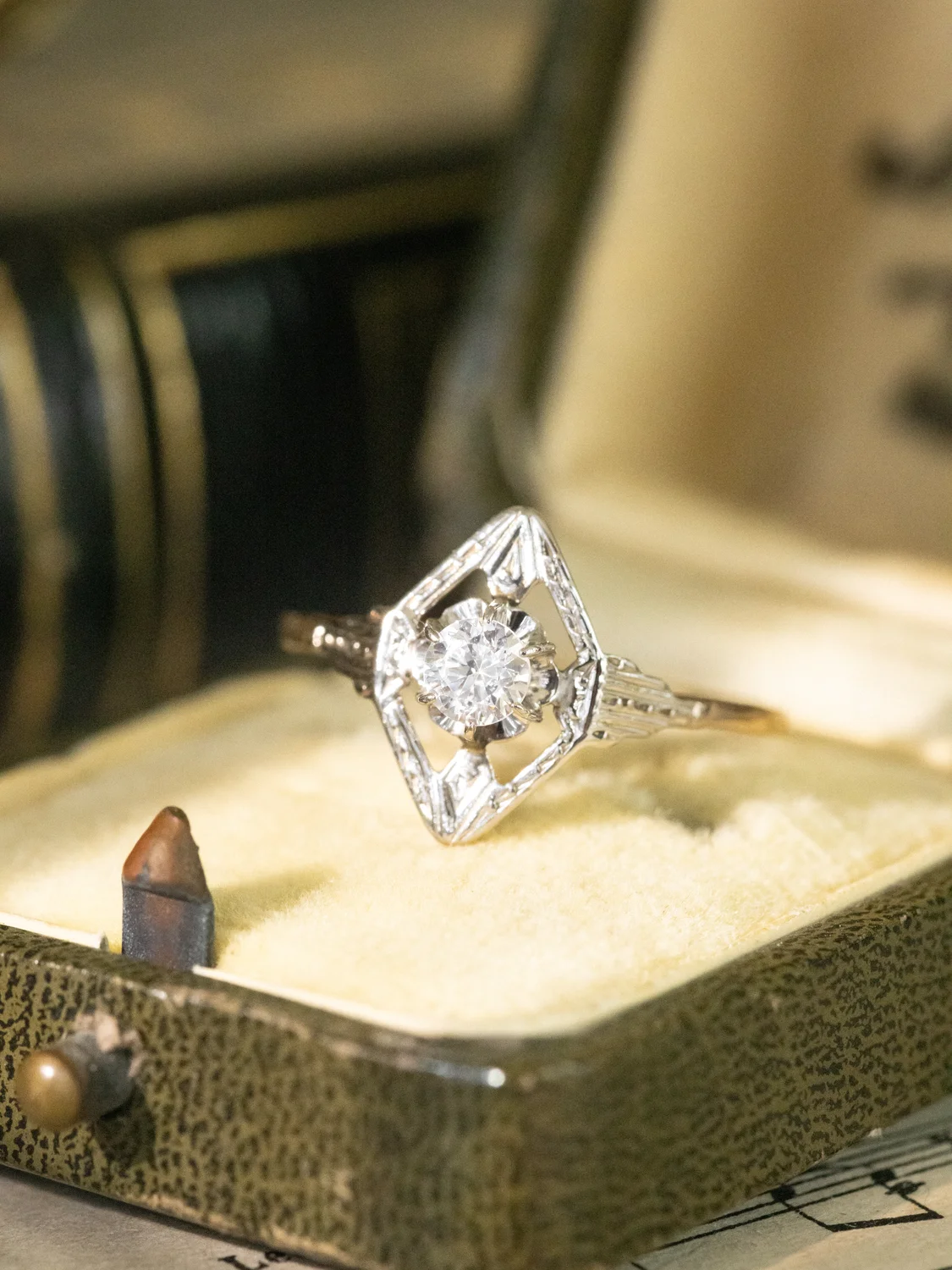 LA HILDA, sublime et lumineuse bague ancienne Art Déco (circa 1930) en or 18 carats deux tons & pierre blanche étincelante ✨