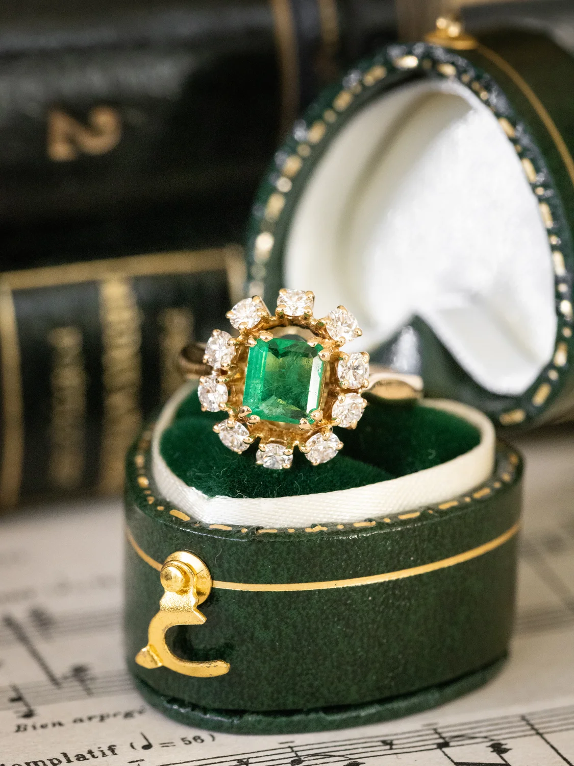 LA THALIE, sublime et envoûtante bague vintage en or jaune 18 carats, émeraude et entourage de diamants scintillants ✨