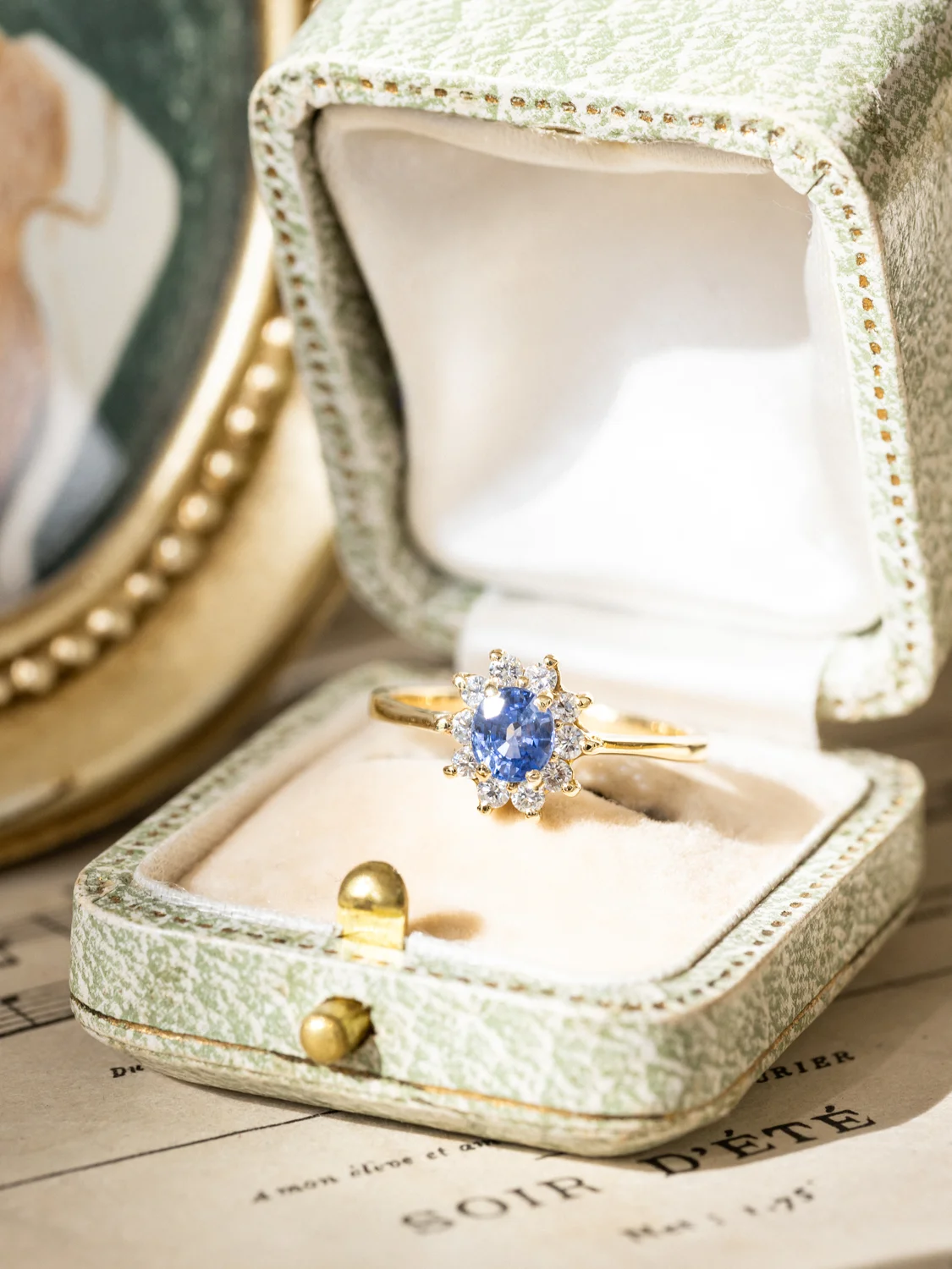 LA JOLINE, sublime et lumineuse bague Marguerite vintage en or jaune 18 carats, saphir bleu ciel & diamants scintillants ✨