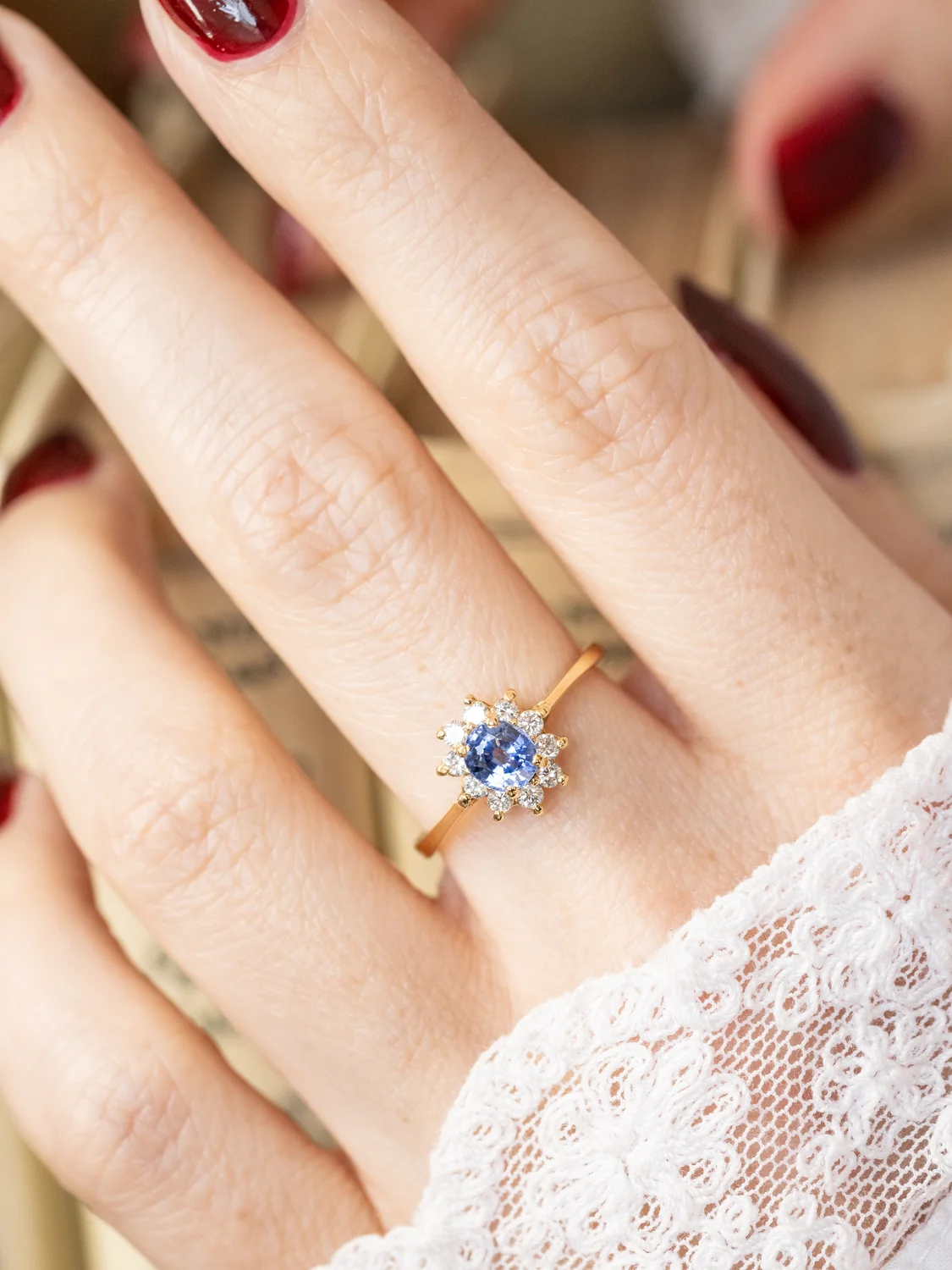LA JOLINE, sublime et lumineuse bague Marguerite vintage en or jaune 18 carats, saphir bleu ciel & diamants scintillants ✨