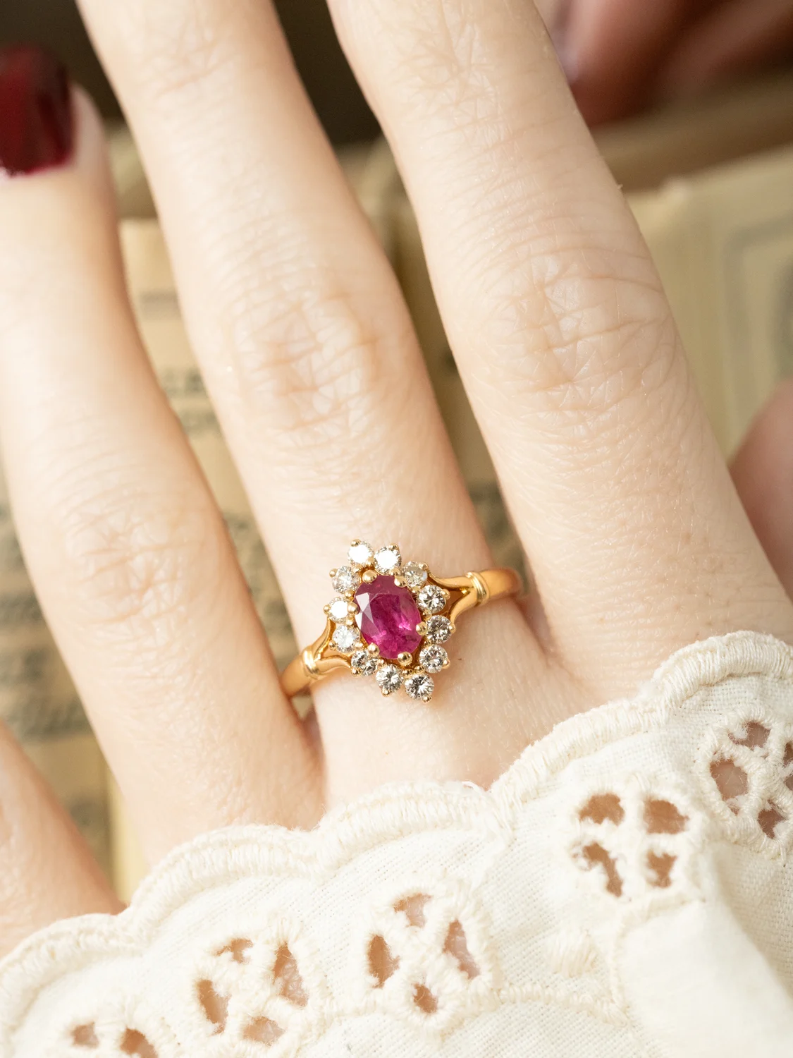 LA PORTIA, sublime et romantique bague Marquise vintage en or jaune 18 carats, rubis & entourage de diamants étincelants ✨