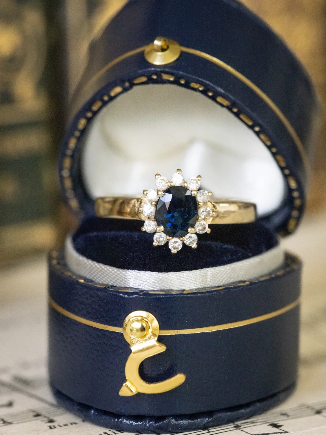 LA BETTIE, sublime bague Marguerite vintage en or jaune 14 carats, saphir & pierres blanches scintillantes ✨