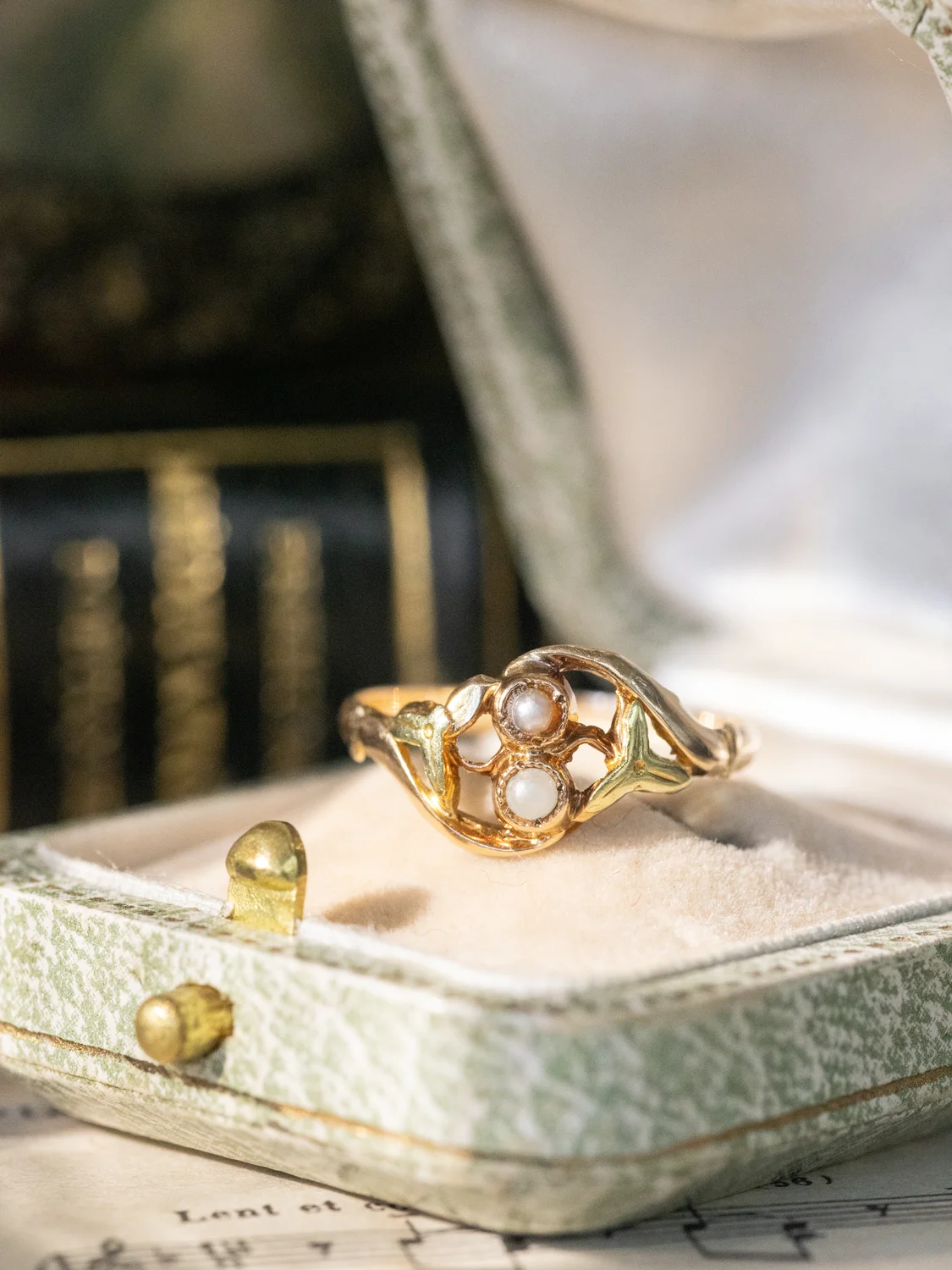 LA ISÉE, délicate et romantique bague Toi & Moi ancienne d’époque Art Nouveau (circa 1900) en or 18 carats et petites perles ✨