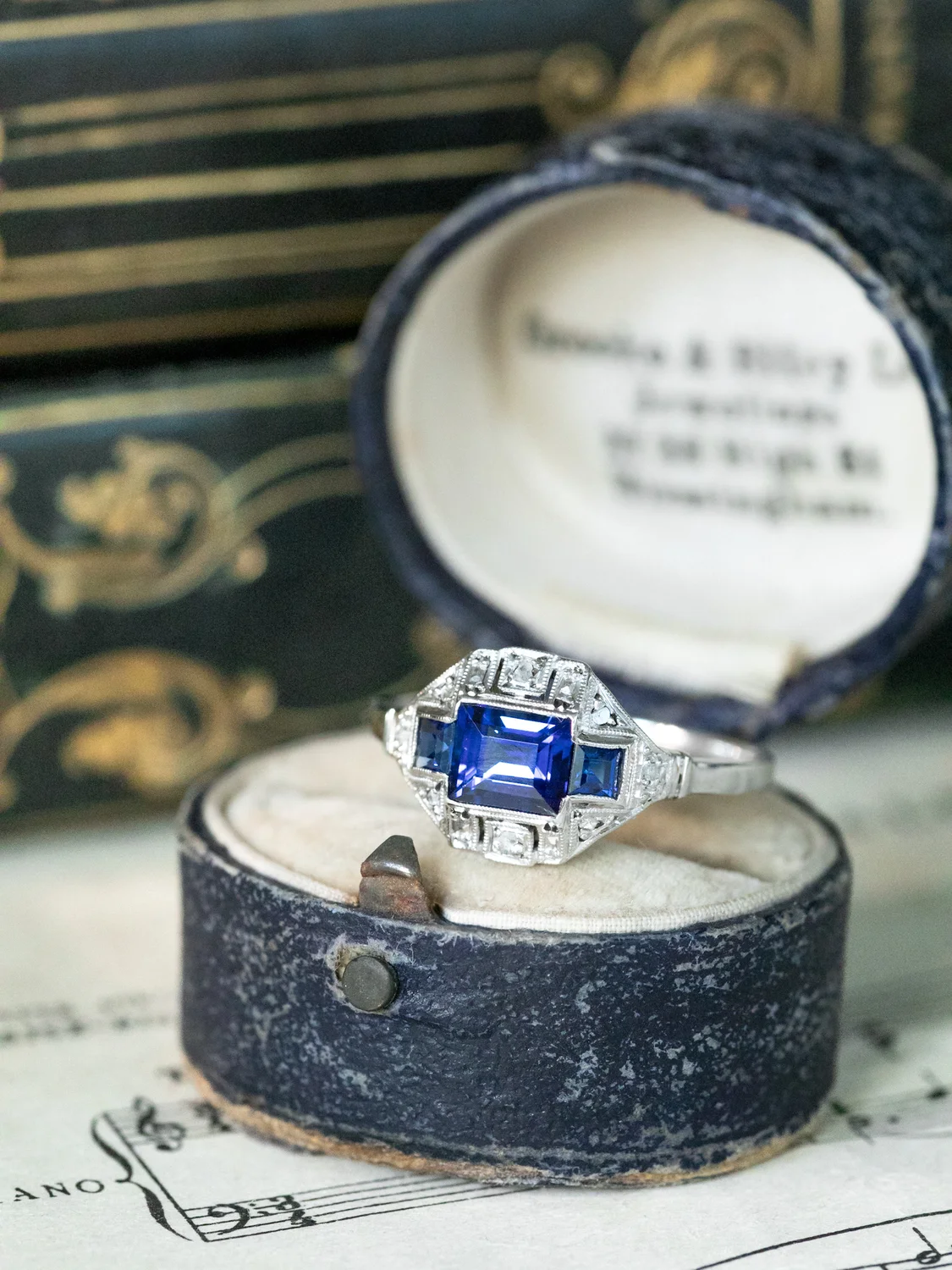LA MAVIS, sublime et fascinante bague Art Déco (circa 1925) en or 18 carats, platine & saphirs Verneuil ✨