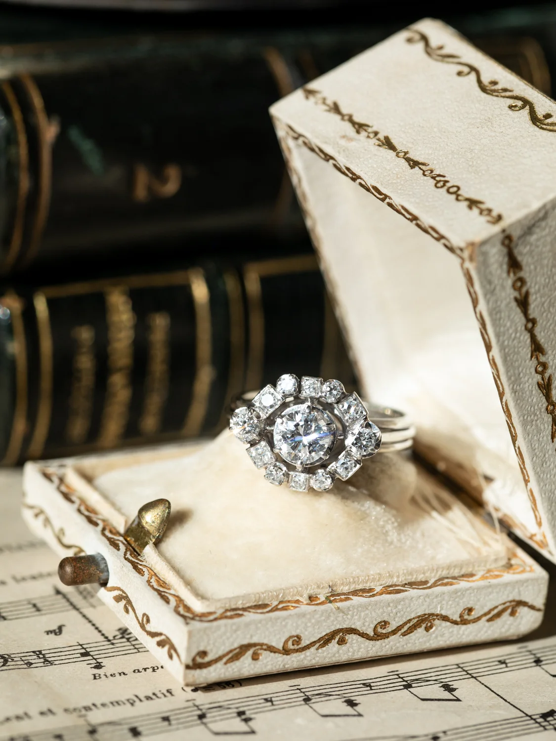 LA DALIA, sublime bague ancienne de style Art Déco (circa 1945) en or 18 carats, platine et diamants étincelants