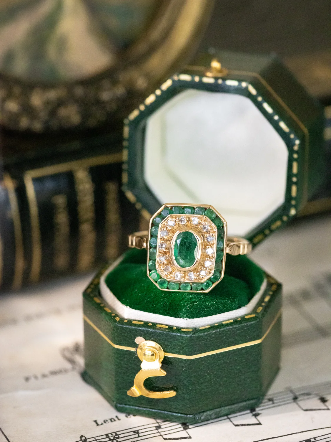 LA ADRIENNE, magnifique et envoûtante bague octogonale vintage de style Art Déco en or jaune 18 carats, émeraudes & petits diamants ✨