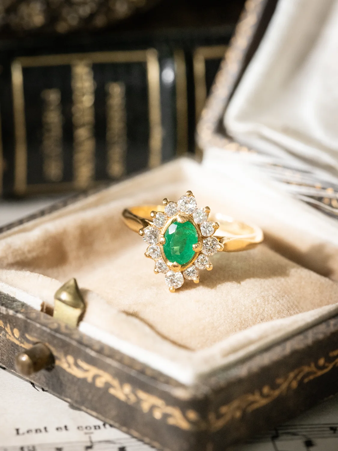 LA GUSTAVIA, lumineuse et envoûtante bague Marguerite vintage en or jaune 18 carats, émeraude & diamants étincelants ✨