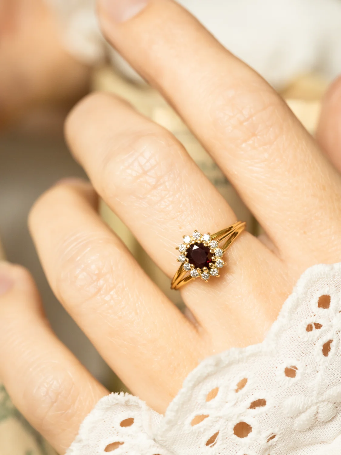LA MARA, adorable petite bague Marguerite vintage en or jaune 18 carats, rubis & diamants ✨