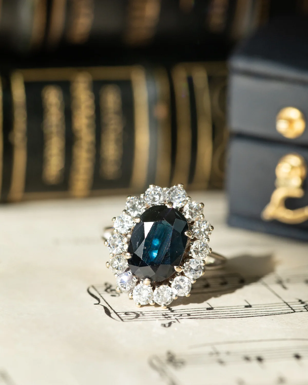 LA ANNA, merveilleuse et envoûtante bague Pompadour vintage (circa 1970) en or 18 carats, saphir bleu minuit & entourage de diamants scintillants