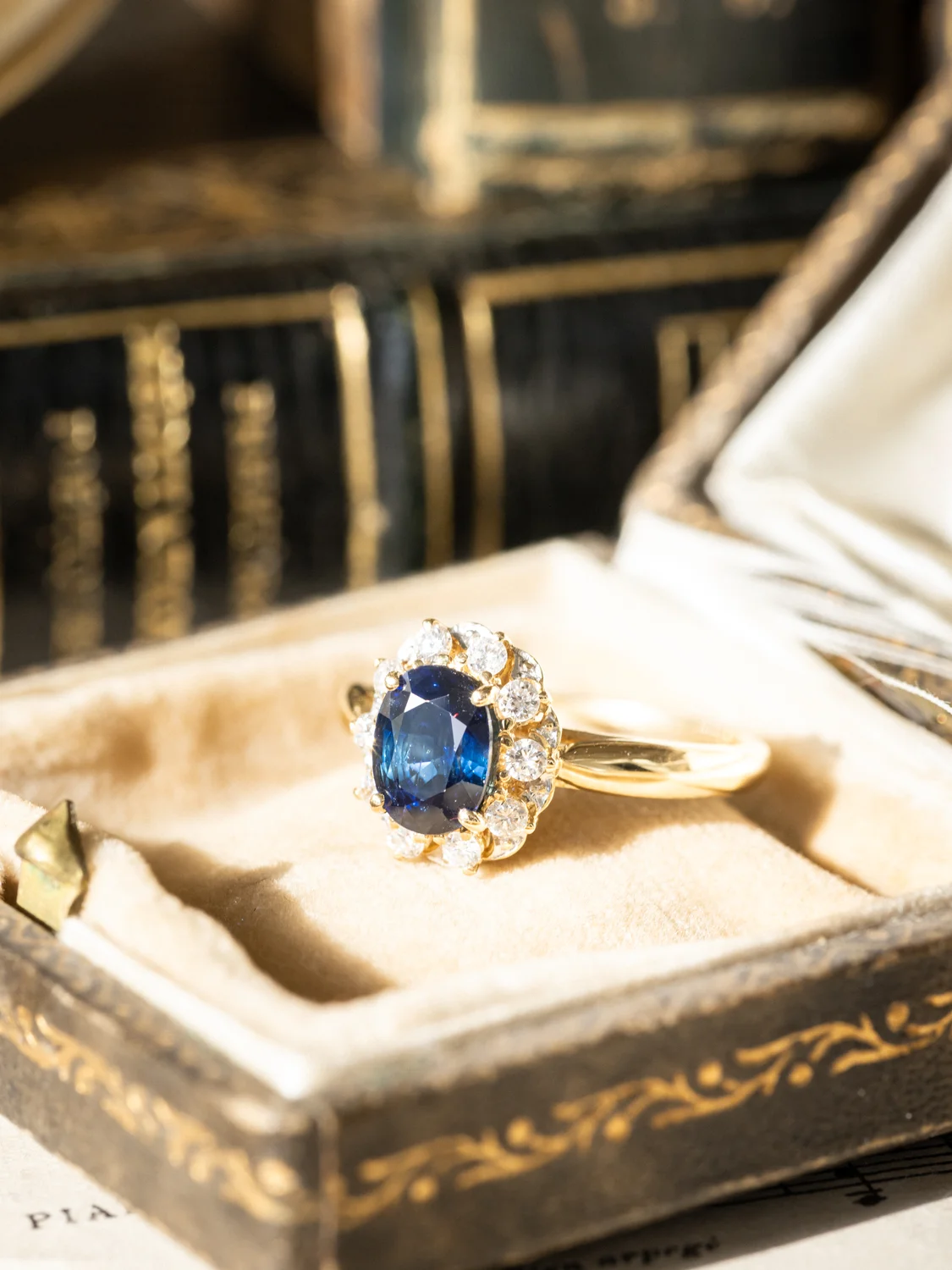 LA DANIELLE, sublime et lumineuse bague Pompadour vintage en or 18 carats, saphir & diamants scintillants ✨