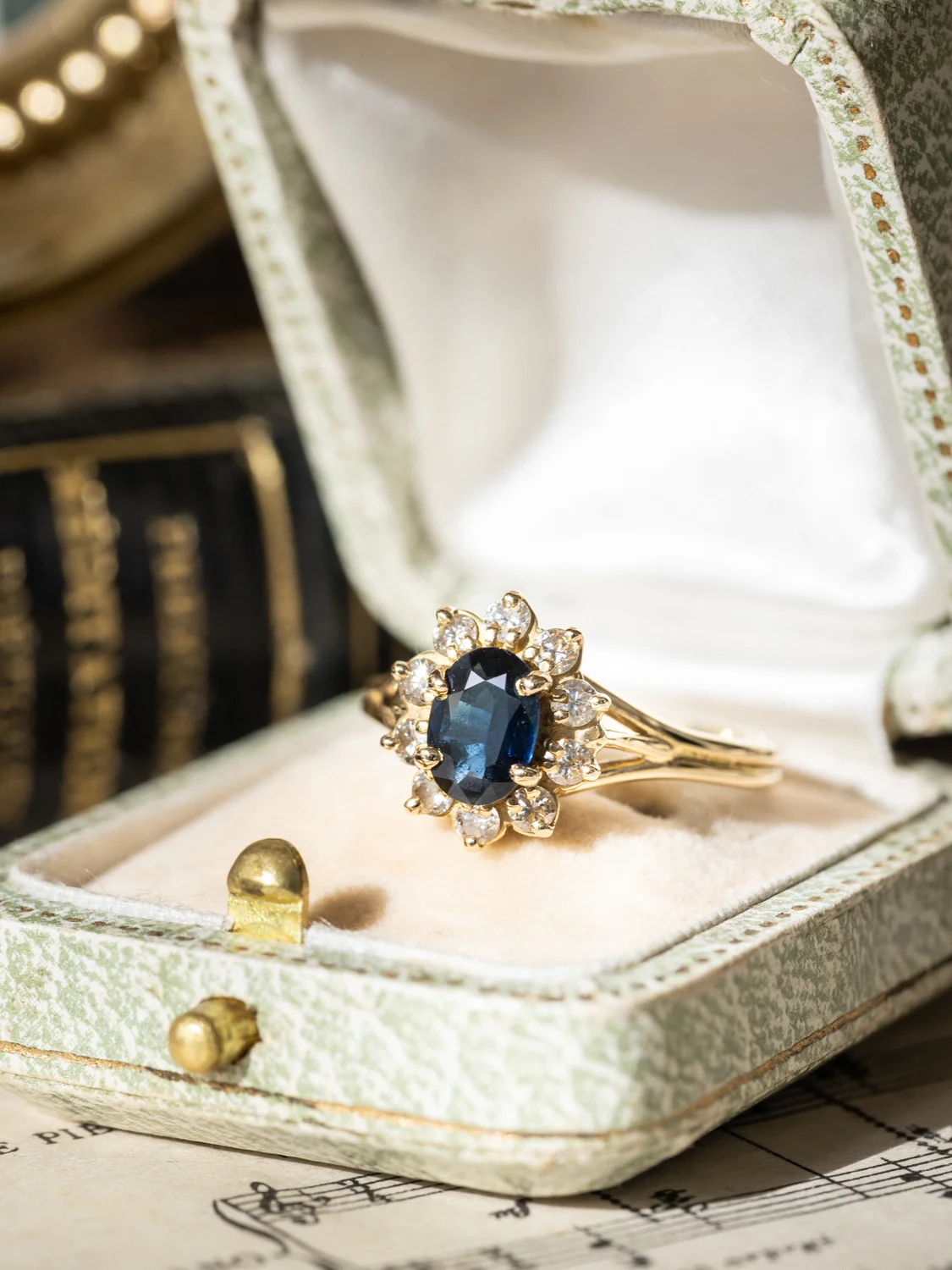 LA AMELINE, sublime bague Marguerite vintage en or jaune 18 carats, saphir & diamants scintillants ✨