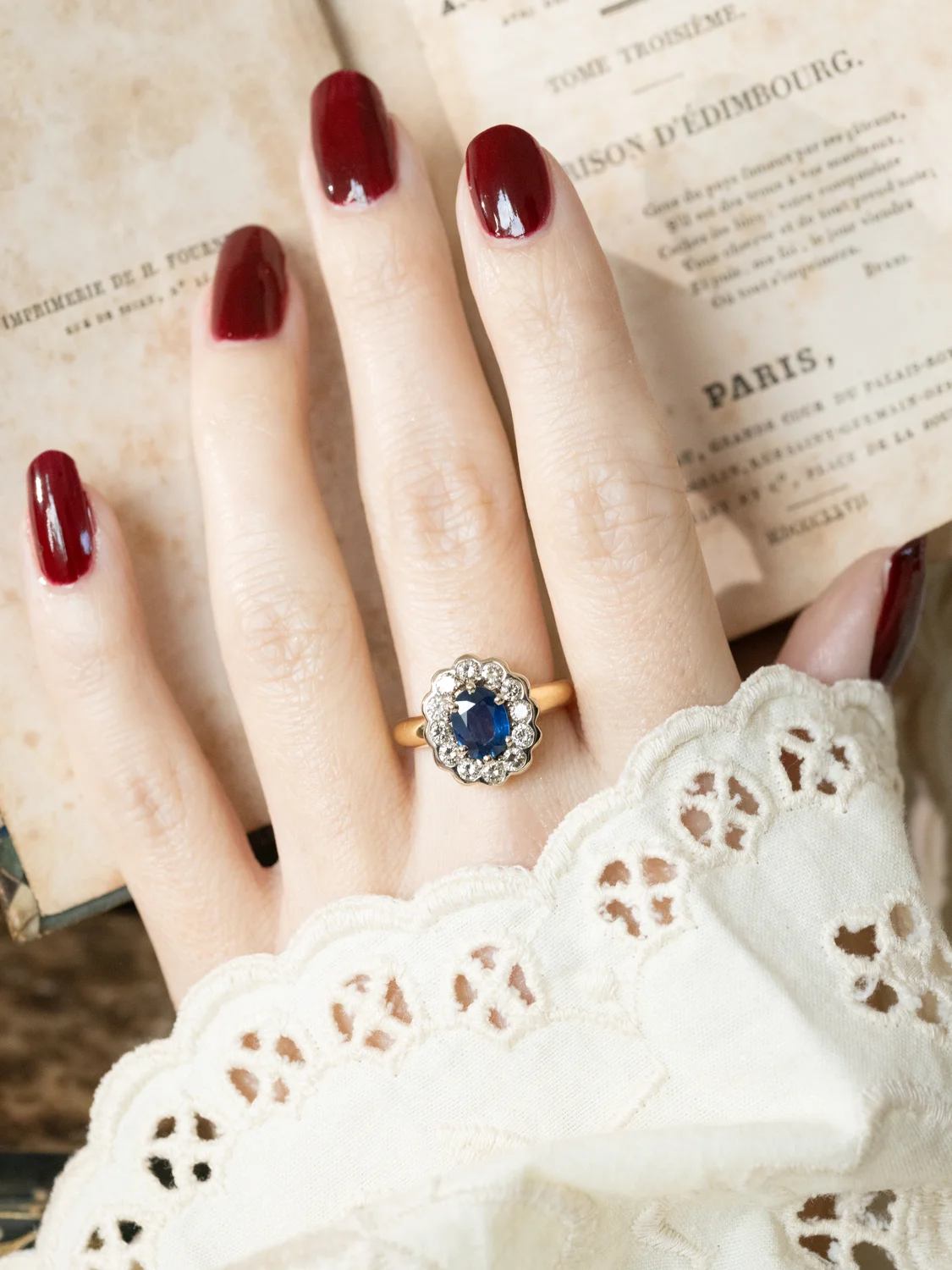 LA ANGÉLIQUE, merveilleuse et fascinante bague Pompadour vintage en or 18 carats deux tons, saphir 1,10 ct & entourage de 12 diamants étincelants ✨