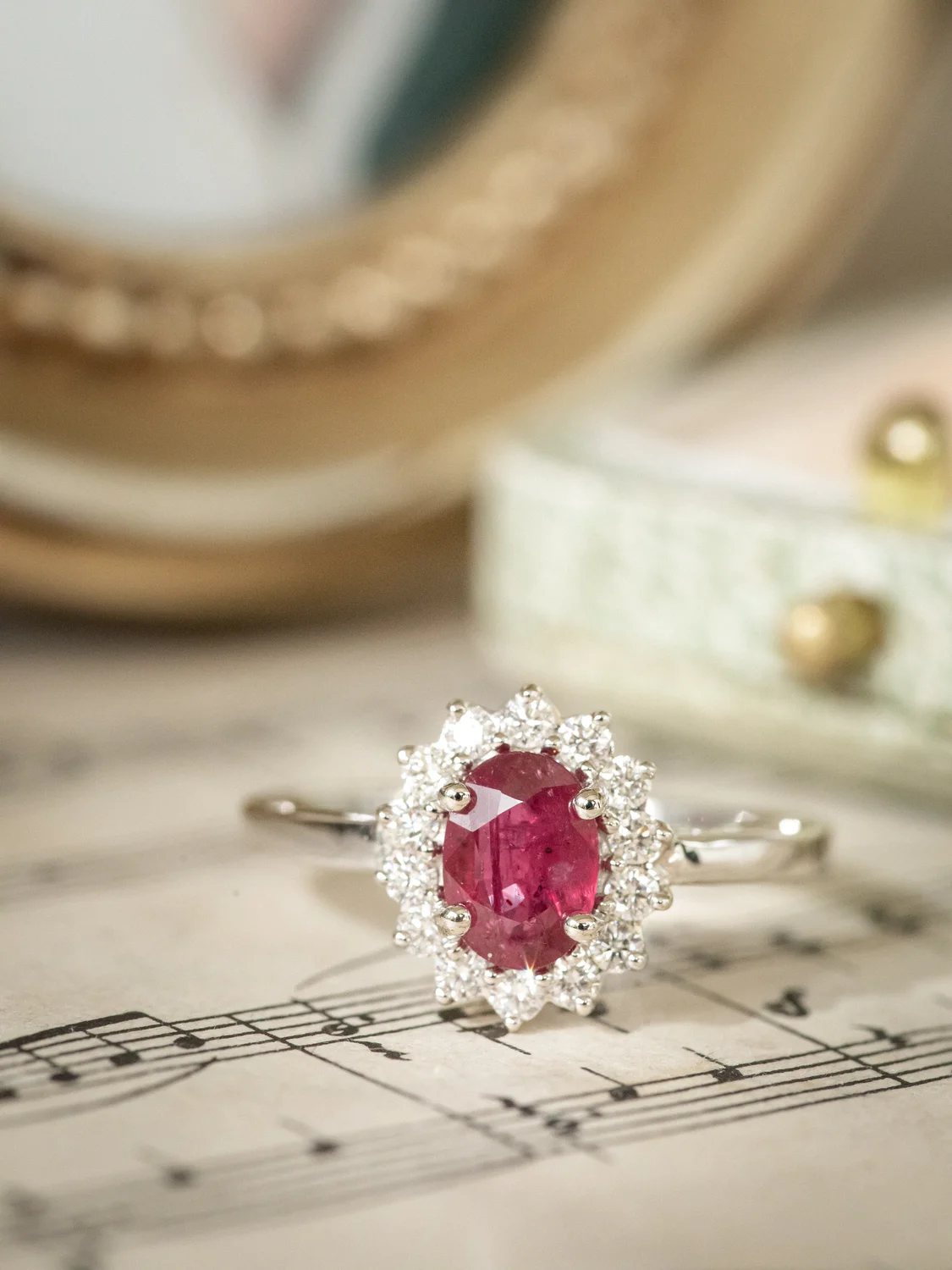 LA CARMINA, merveilleuse bague Marguerite en or blanc 18 carats, rubis & entourage de diamants étincelants 💫
