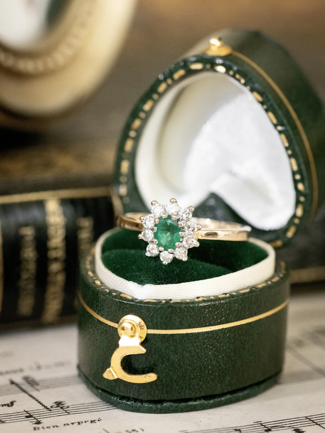 LA NOA, fascinante et lumineuse bague Marguerite vintage en or 18 carats deux tons, émeraude & diamants 💫