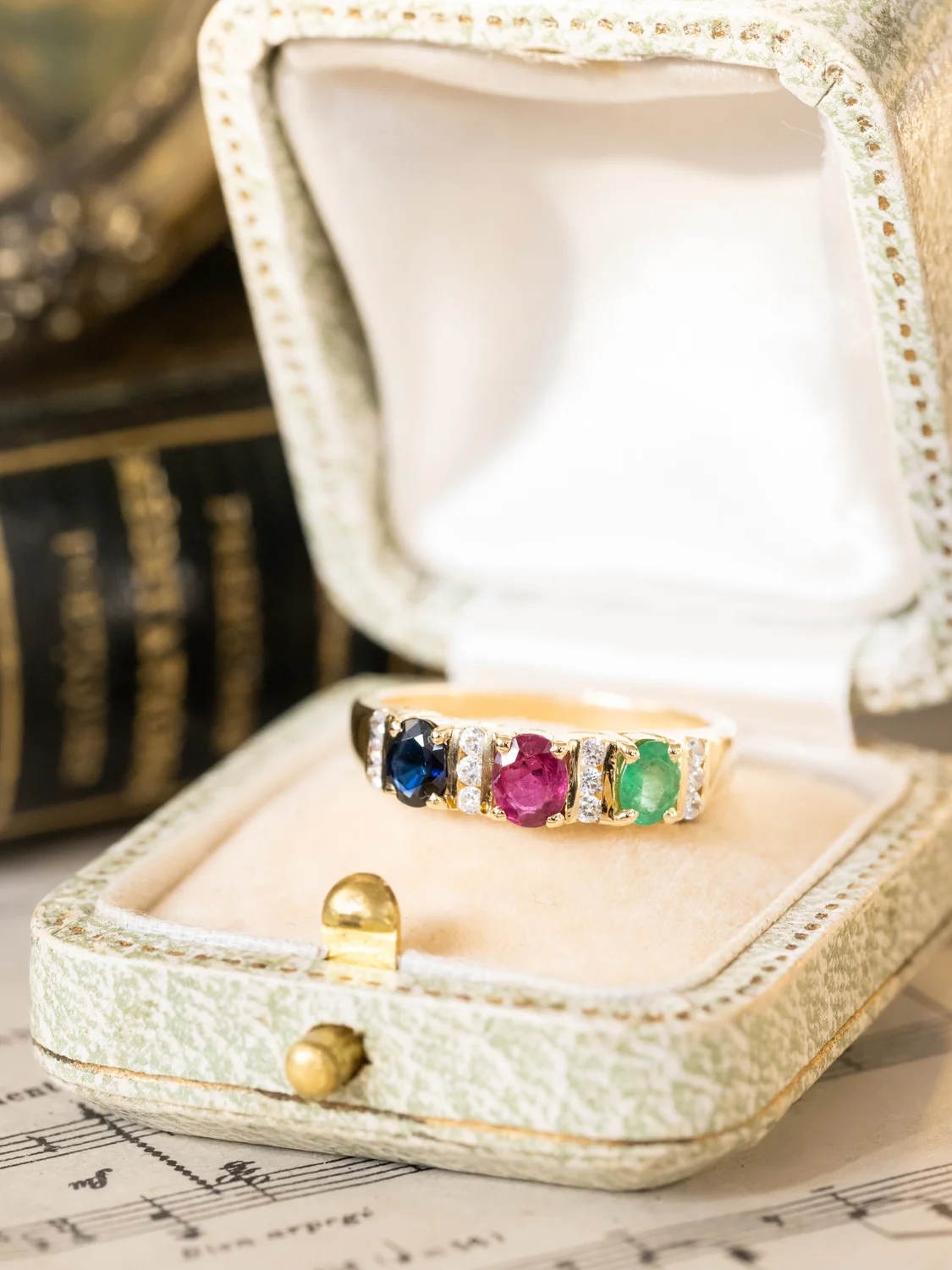 LA LÉONA, magnifique bague jarretière vintage en or jaune 14 carats & trilogie de pierres précieuses (saphir, rubis & émeraude) facettées ✨