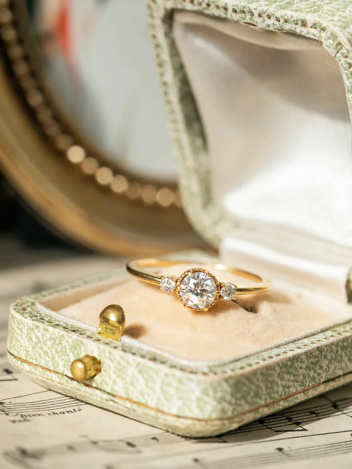 LA LISON, adorable et délicate bague en or 18 carats & Solitaire épaulé de diamants étincelants ✨