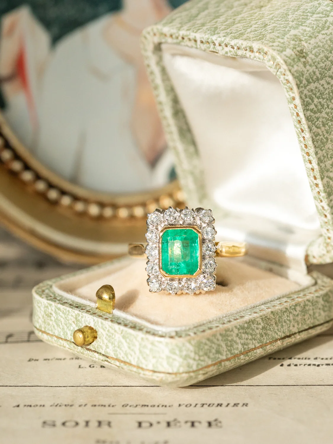 LA VIRGINIE, sublime et lumineuse bague vintage (seconde moitié du XXe) en or 18 carats deux tons, émeraude en serti clos et diamants scintillants ✨