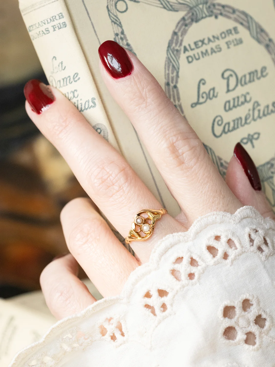 LA ISÉE, délicate et romantique bague Toi & Moi ancienne d’époque Art Nouveau (circa 1900) en or 18 carats et petites perles ✨