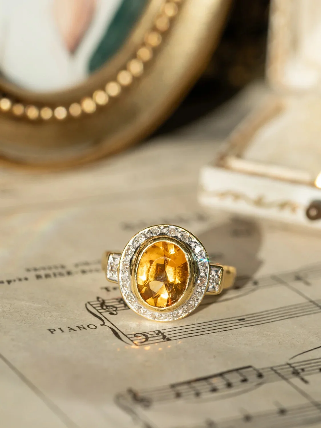 LA NORAH, sublime bague ancienne (circa 1950) en or 18 carats, citrine en serti clos & halo de diamants ✨ 