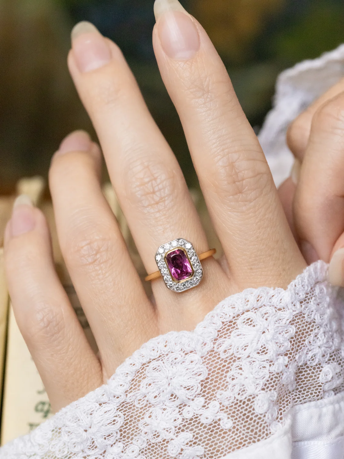 LA LILIANNE, sublime bague vintage de style Art Déco en or 18 carats deux tons, tourmaline rose & entourage diamants scintillants ✨
