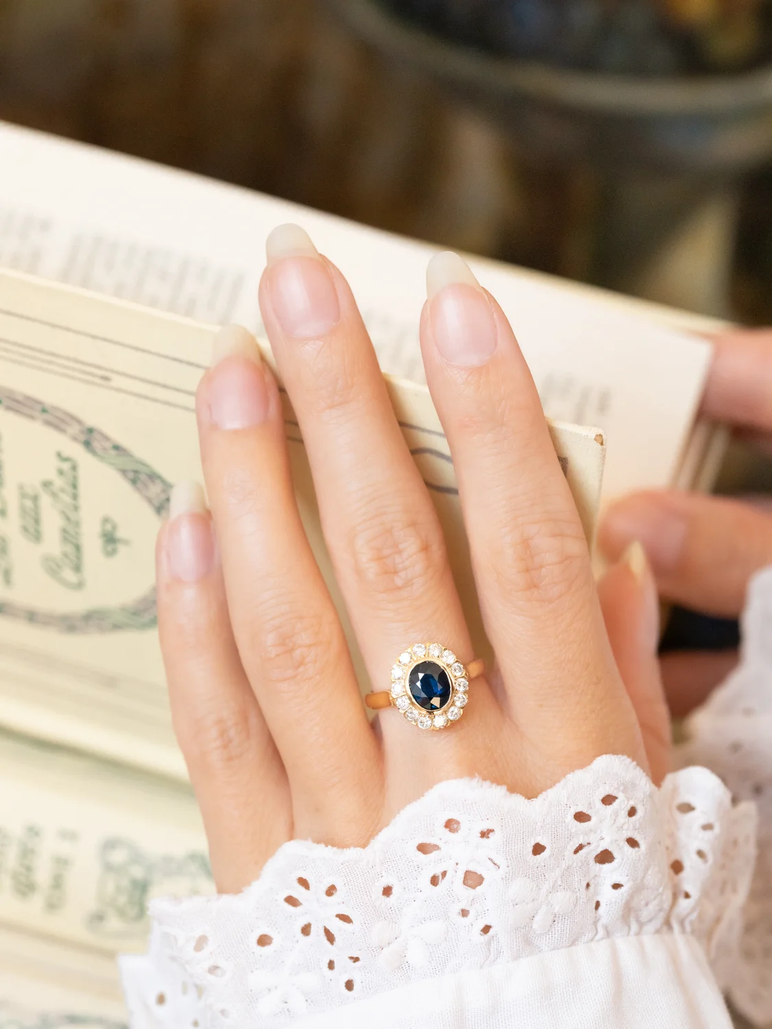 LA MARTHE, magnifique bague Pompadour vintage (circa 1955) en or 18 carats, saphir en serti clos & 14 diamants scintillants ✨