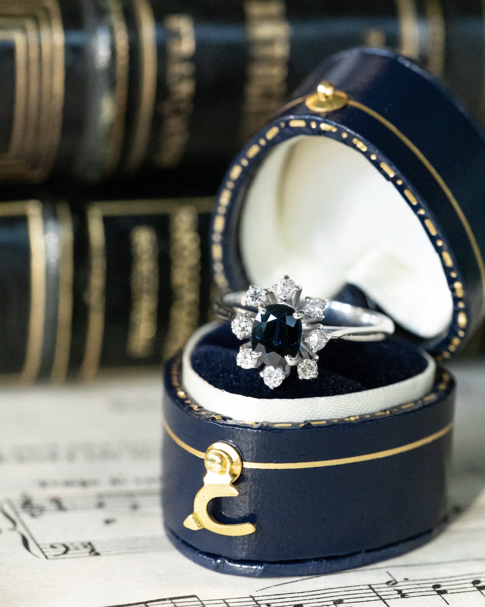 LA CLÉA, magnifique et envoûtante bague Marguerite vintage en or blanc 18 carats, saphir bleu nuit et constellation de diamants scintillants 💫