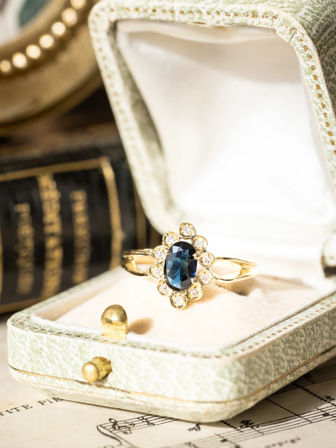 LA AUDÉLIE, ravissante bague Marguerite allongée / Marquise vintage en or jaune 18 carats, saphir, pierres blanches scintillantes et petits diamants