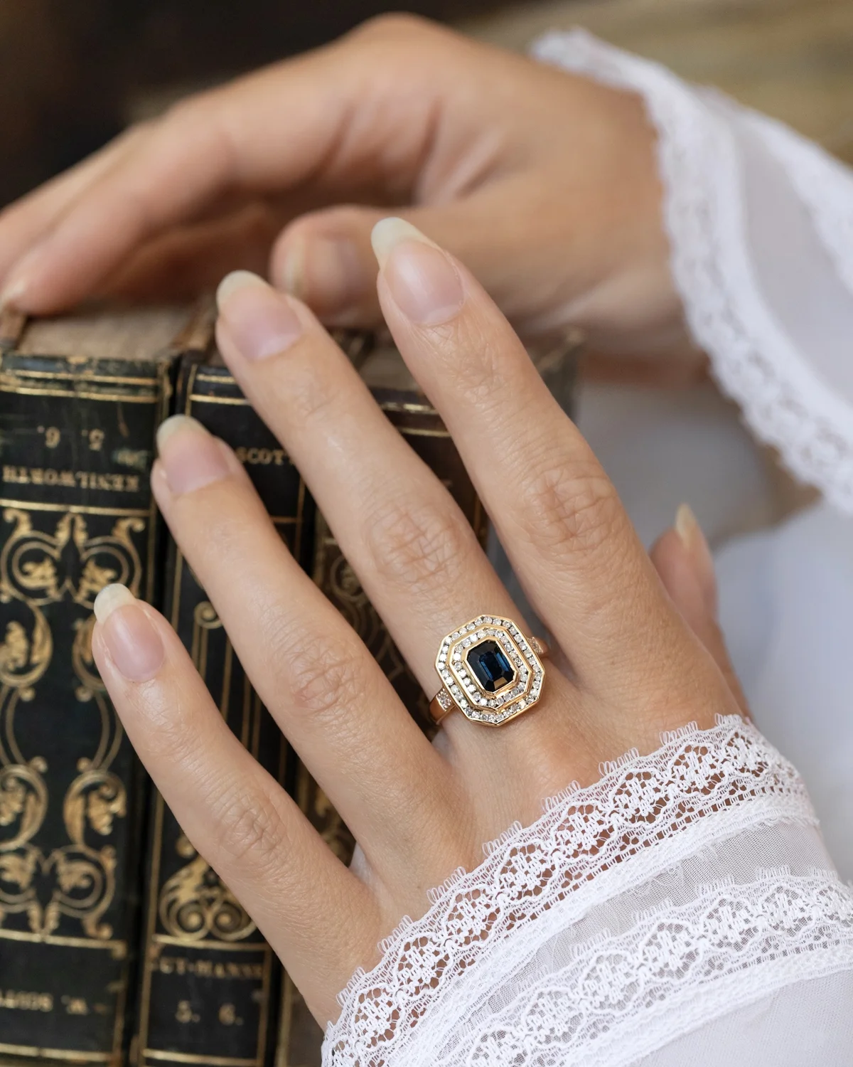 LA SOLÈNE, magnifique bague octogonale de style Art Déco en or 18 carats, saphir & 60 diamants scintillants ✨