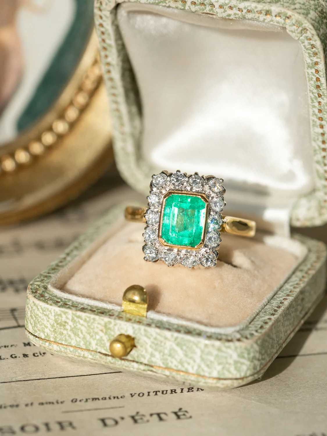 LA VIRGINIE, sublime et lumineuse bague vintage (seconde moitié du XXe) en or 18 carats deux tons, émeraude en serti clos et diamants scintillants ✨