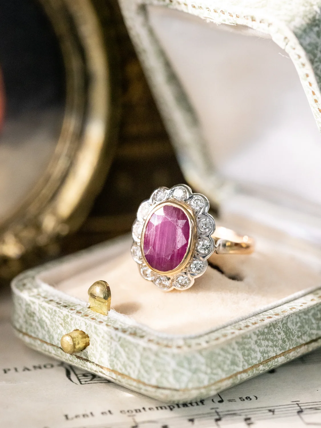 LA BERTA, ravissante et romantique bague Marguerite vintage (circa 1960) en or 18 carats deux tons, rubis serti clos & diamants en serti festonné ✨