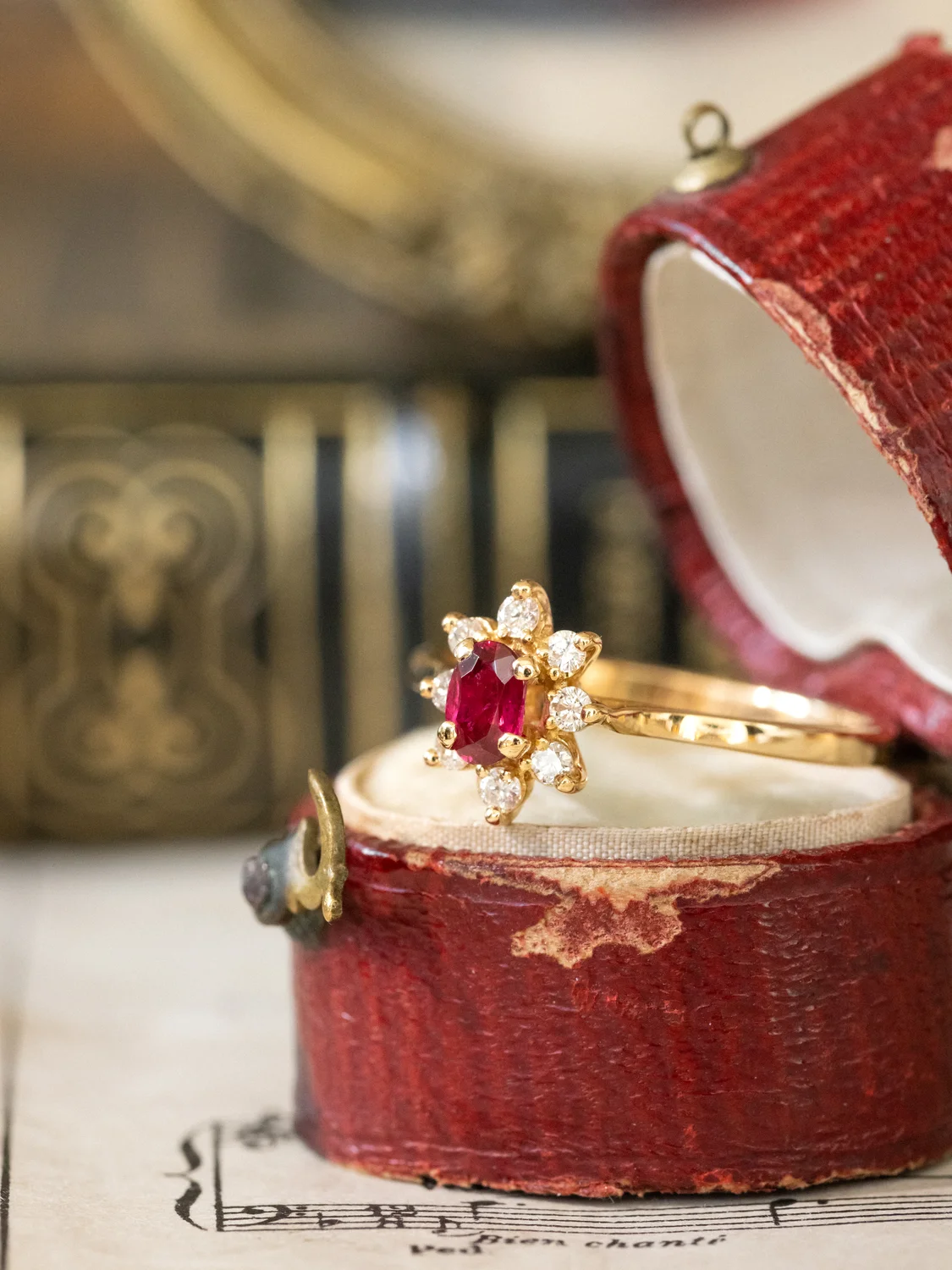 LA PIPPA, adorable petite bague Marguerite vintage (circa 1965) en or jaune 18 carats, rubis & diamants scintillants