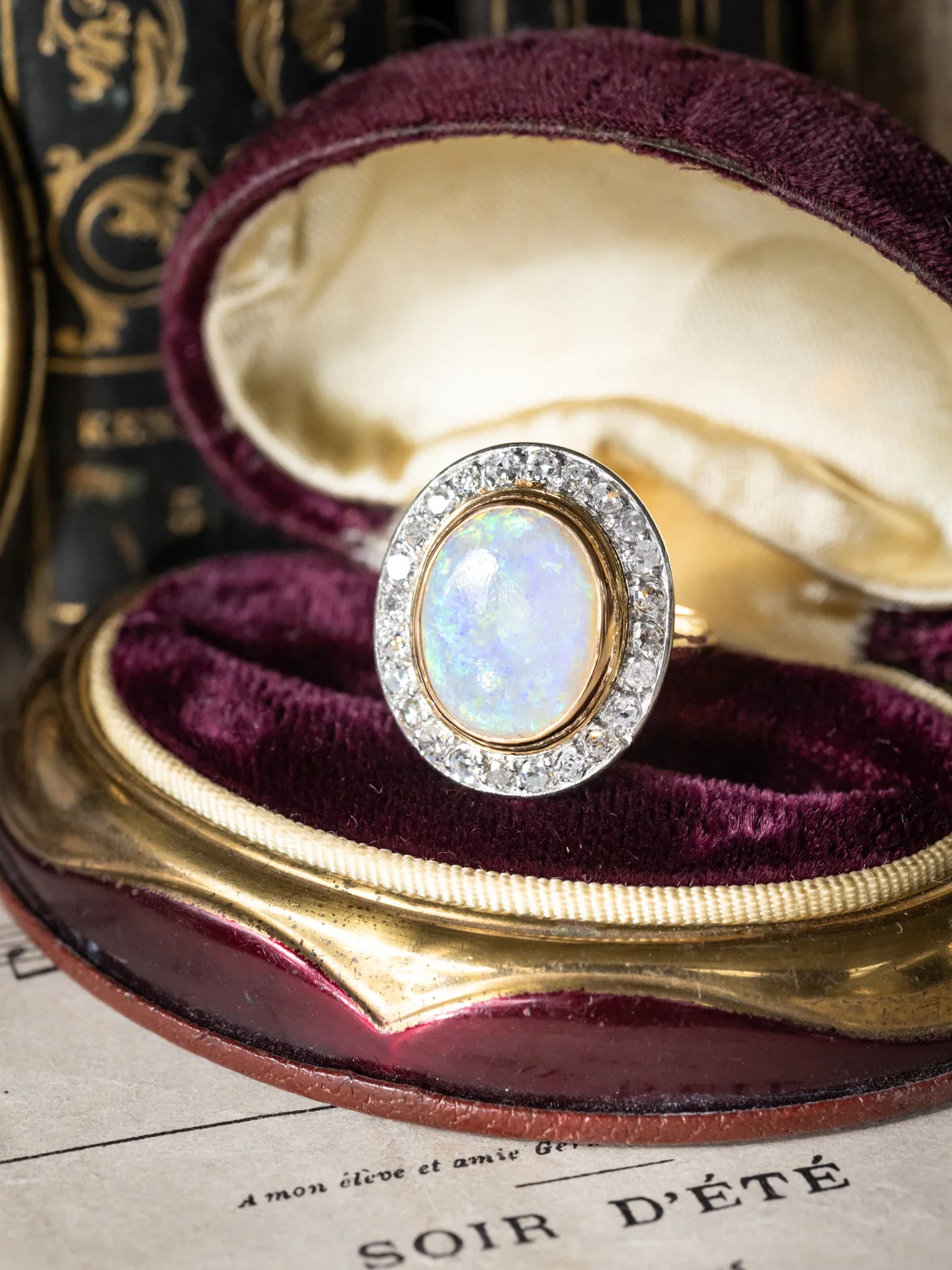 LA DELILAH, splendide bague ancienne en or 18 carats deux tons, opale 2,1 ct en serti clos & halo de diamants scintillants ✨