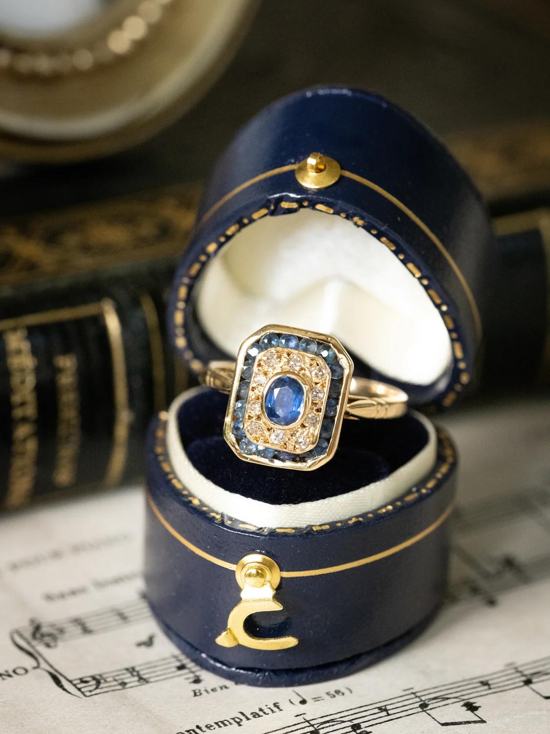 LA MIRA, sublime et lumineuse bague octogonale vintage de style Art Déco en or 18 carats, saphirs & petits diamants