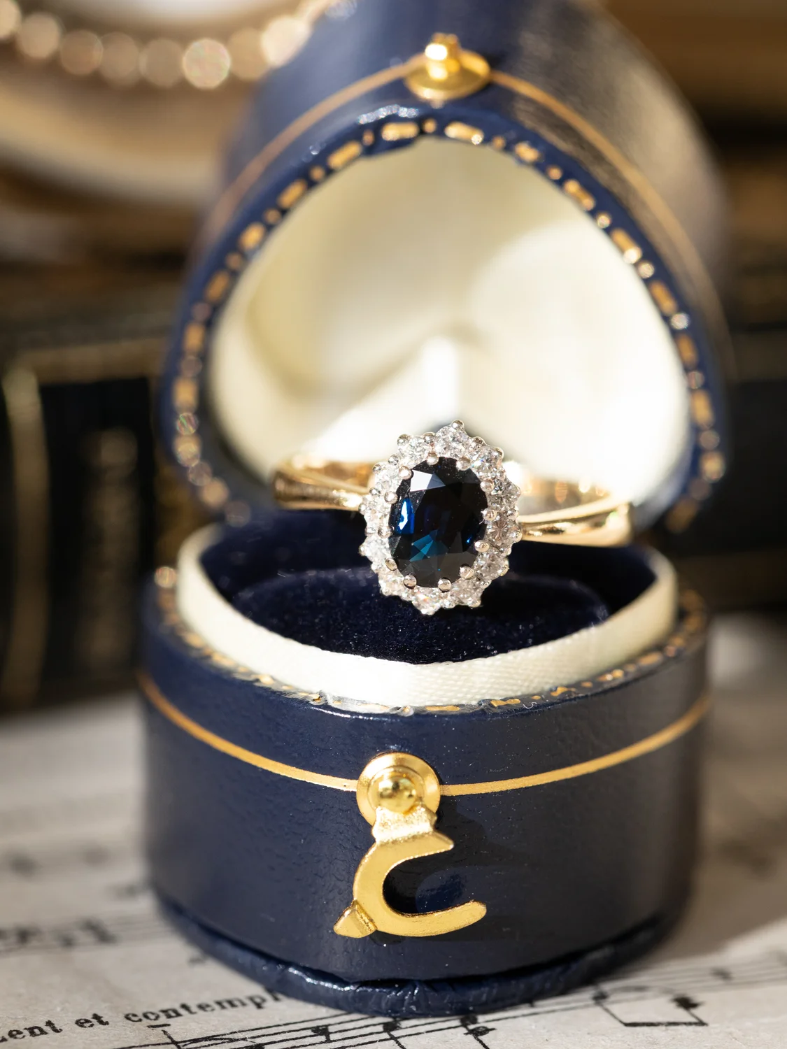 LA SASHA, adorable et envoûtante petite bague Marguerite / Pompadour en or 14 carats deux tons, saphir & halo de diamants ✨
